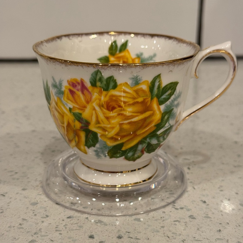 🌼 Vintage Royal Albert “Tea Rose” Yellow Teacup – Bone China, Excellent Used